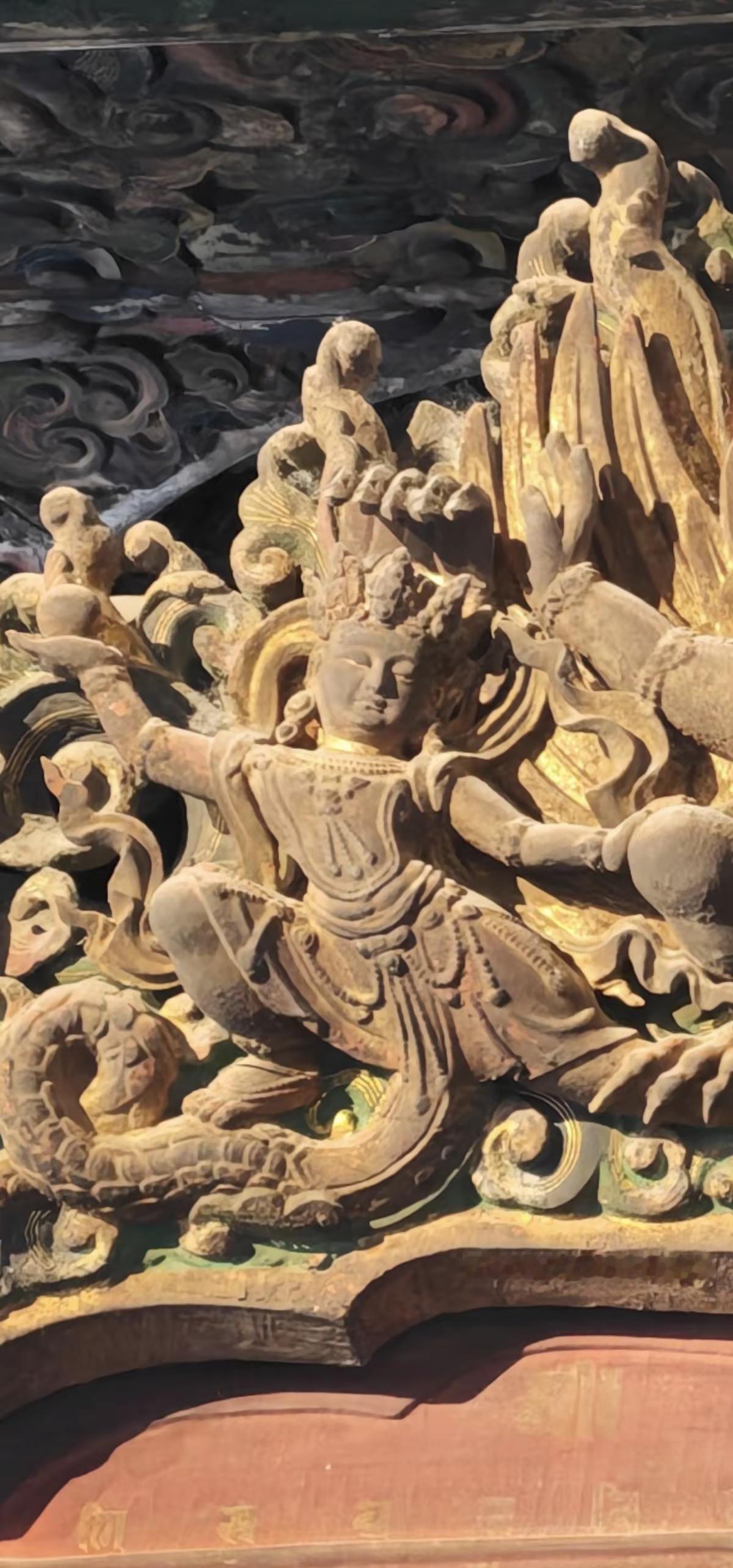 智化寺藻井。北京智化寺抬头空空的殿顶，藏着国人意难平。原本三座明代国宝藻井，两座