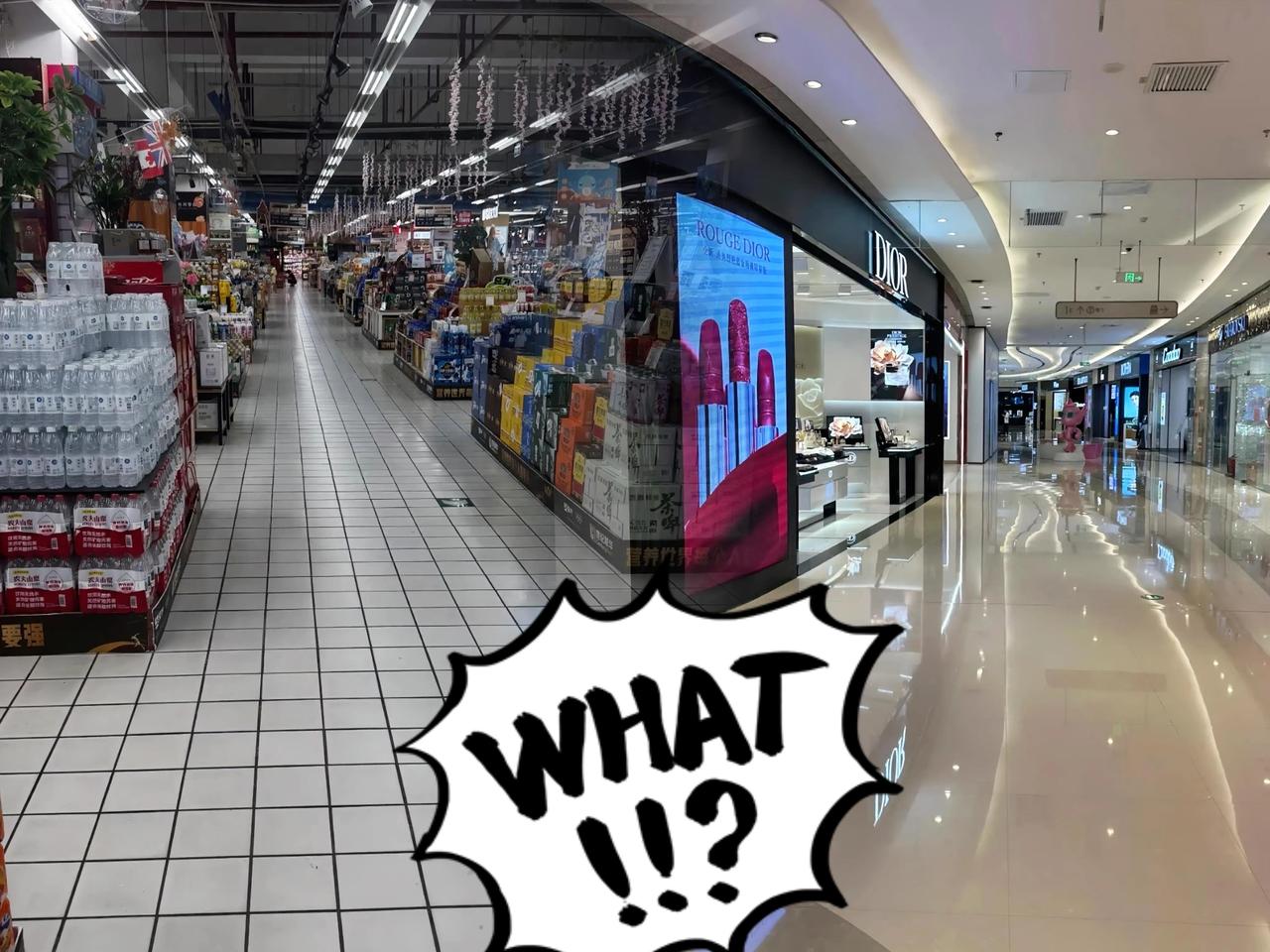 周末逛商场，

冷清到导购比顾客还多，看着真心慌。

评论区里吵翻了，有人说电商