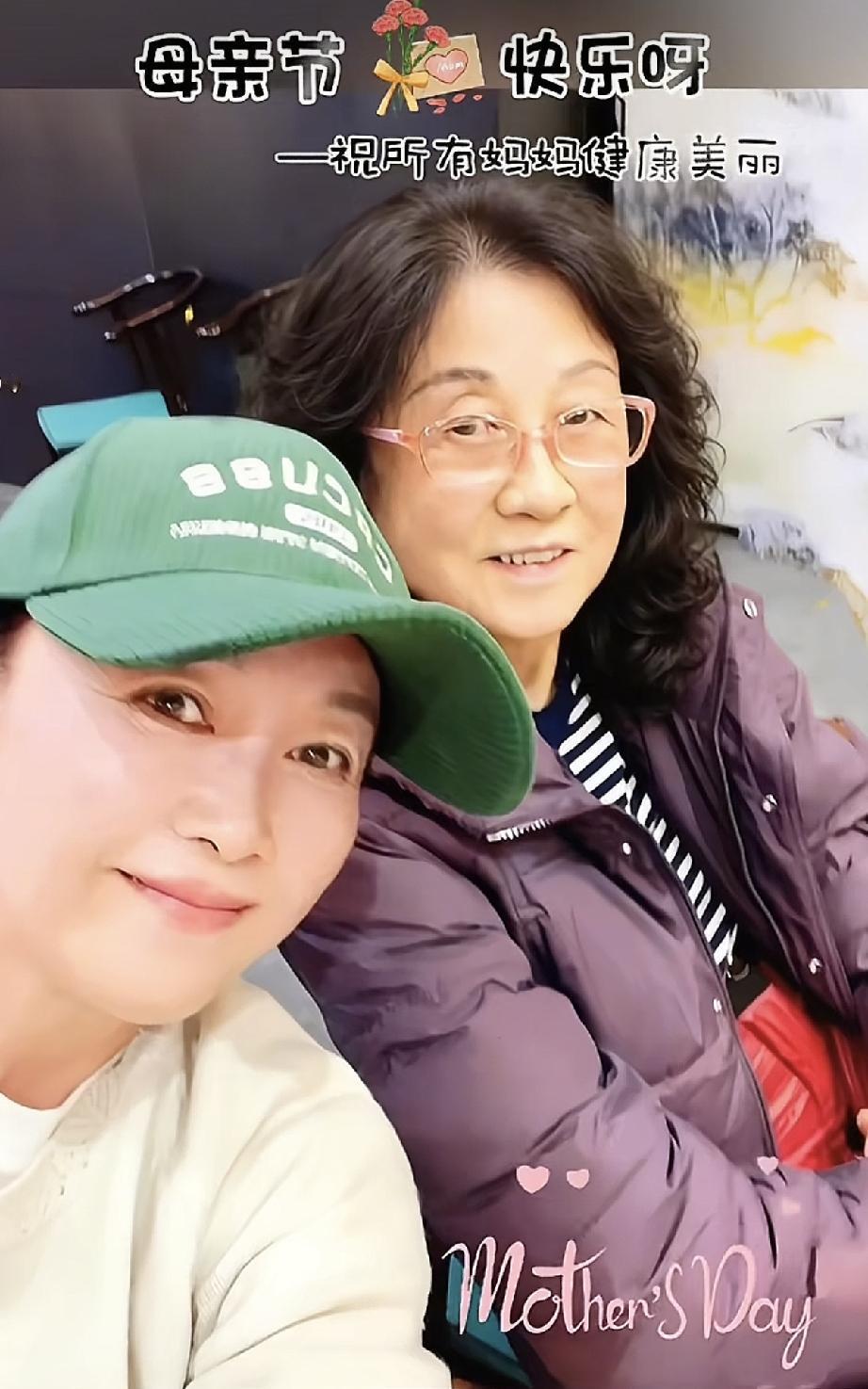 傅艺伟母亲节晒与母亲的合影，母亲和她的脸型很像，同时还晒了多年前两位的旧照，小时