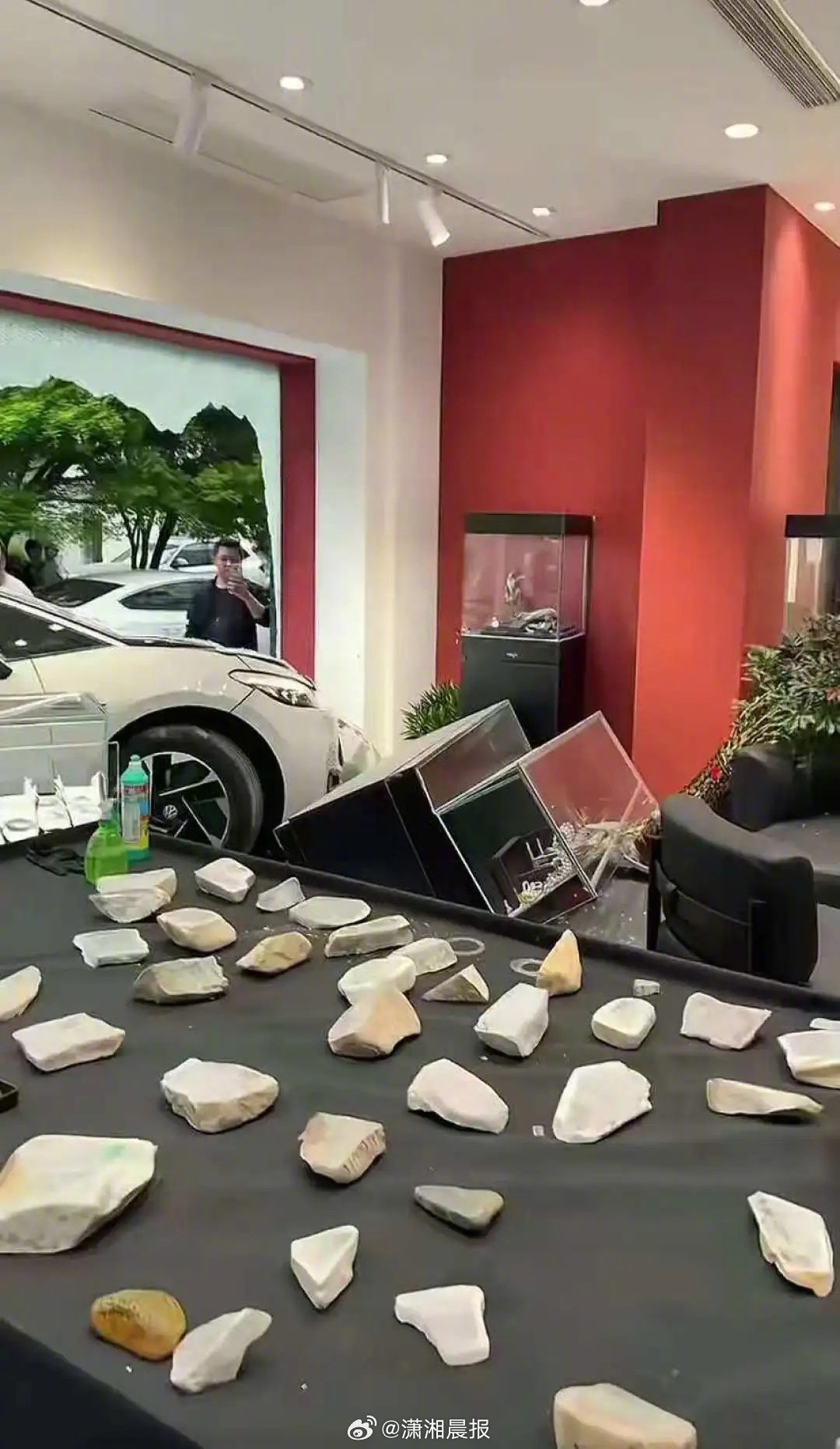 【浙江安吉一#车辆冲入翡翠店致玉石受损#，#店铺回应车辆冲入翡翠店致玉石受损#：