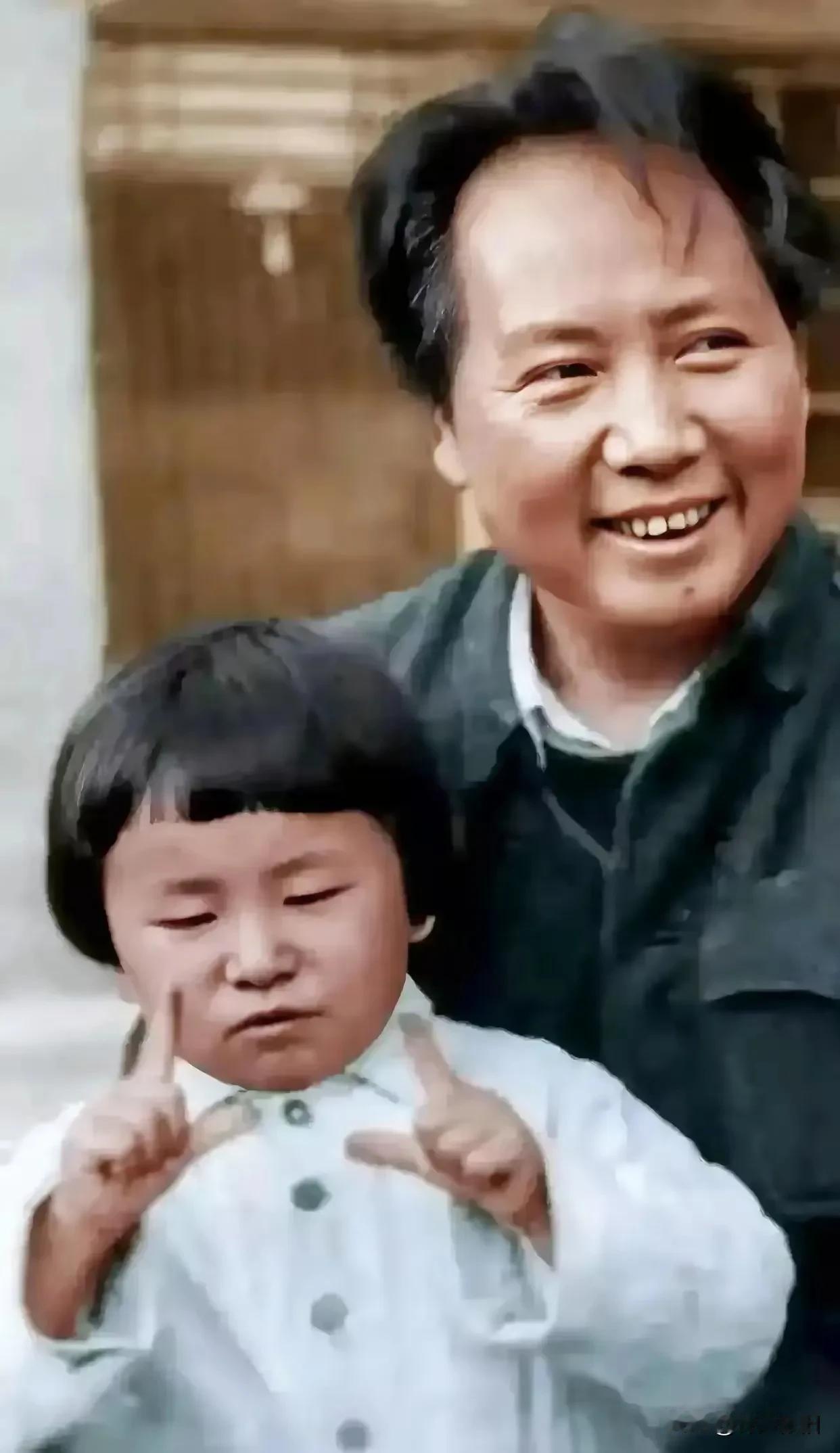 摄影师这张照片有两个妙点，抓拍时伟人头发凌乱却满脸笑容，而小李讷在做手指动作又好