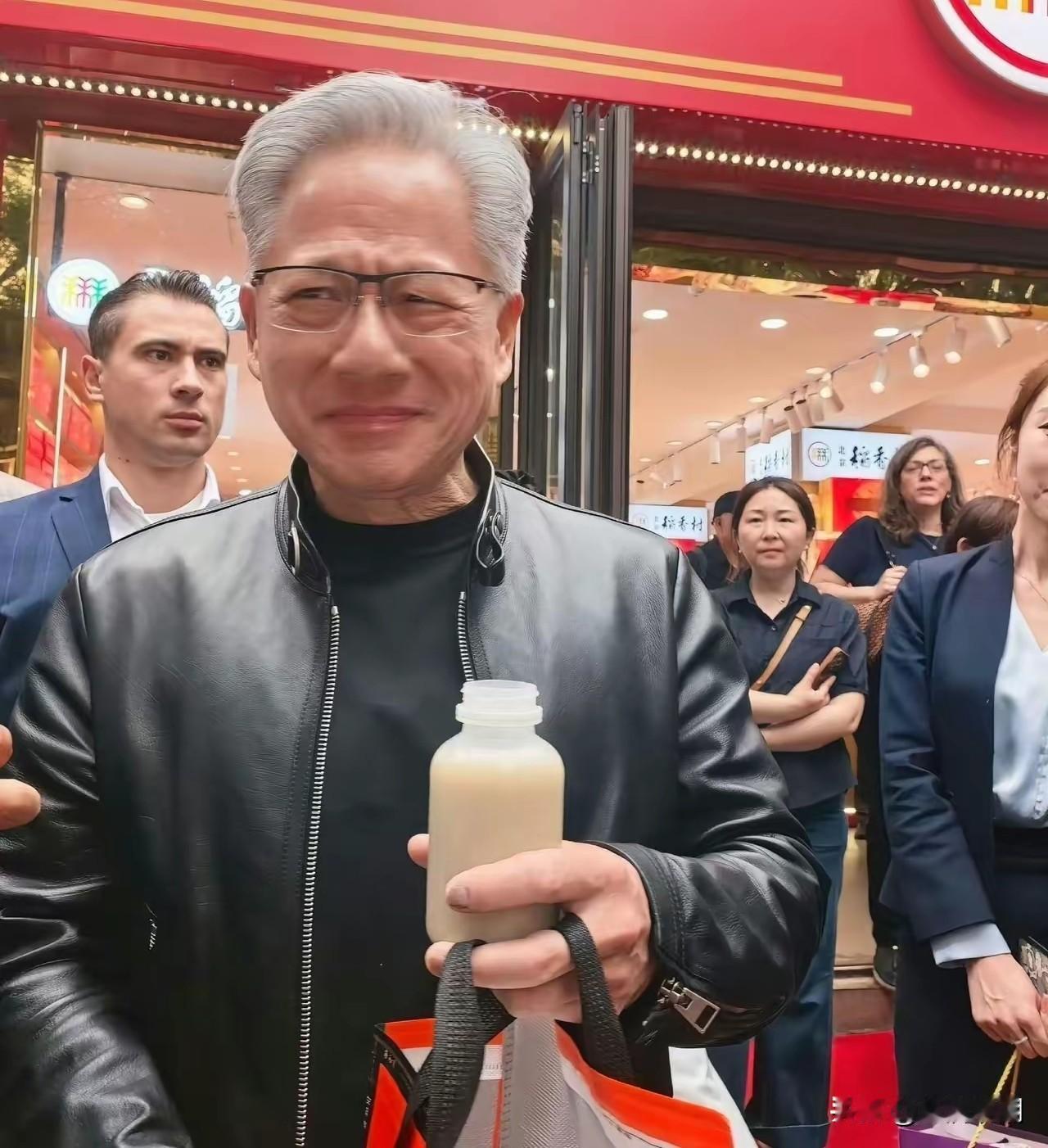 抛开国别和政治来看，英伟达老板黄仁勋这个人还挺有意思的

别人开完会就回宾馆，你