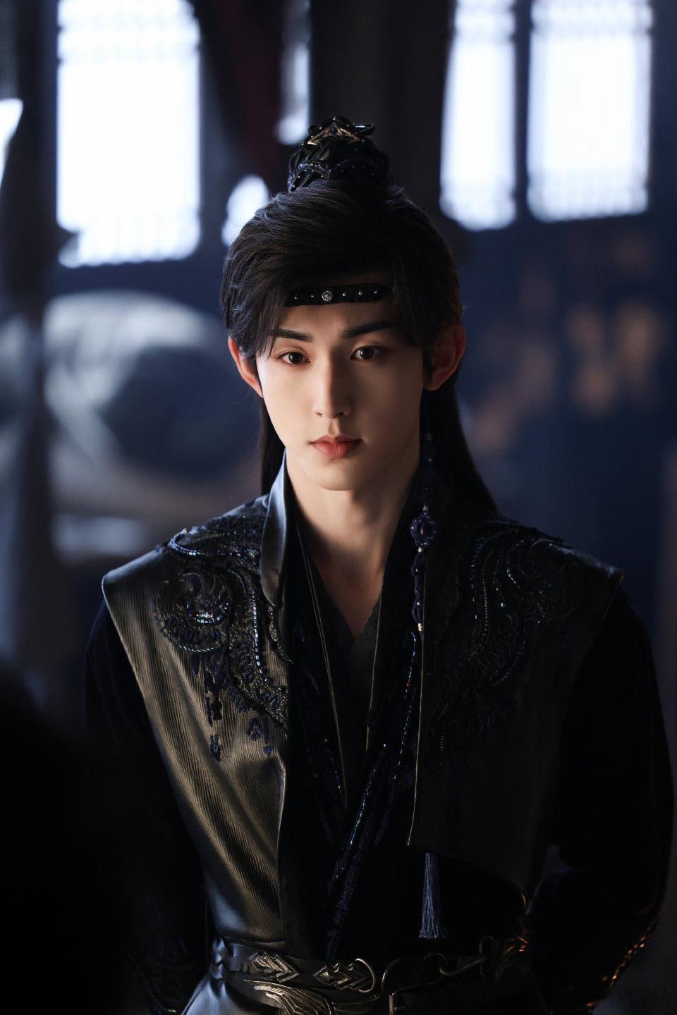 郭俊辰权如沐权肯定 在剧中，权如沐有时候表现得非常冷静坚强，但当内心的情感被触动