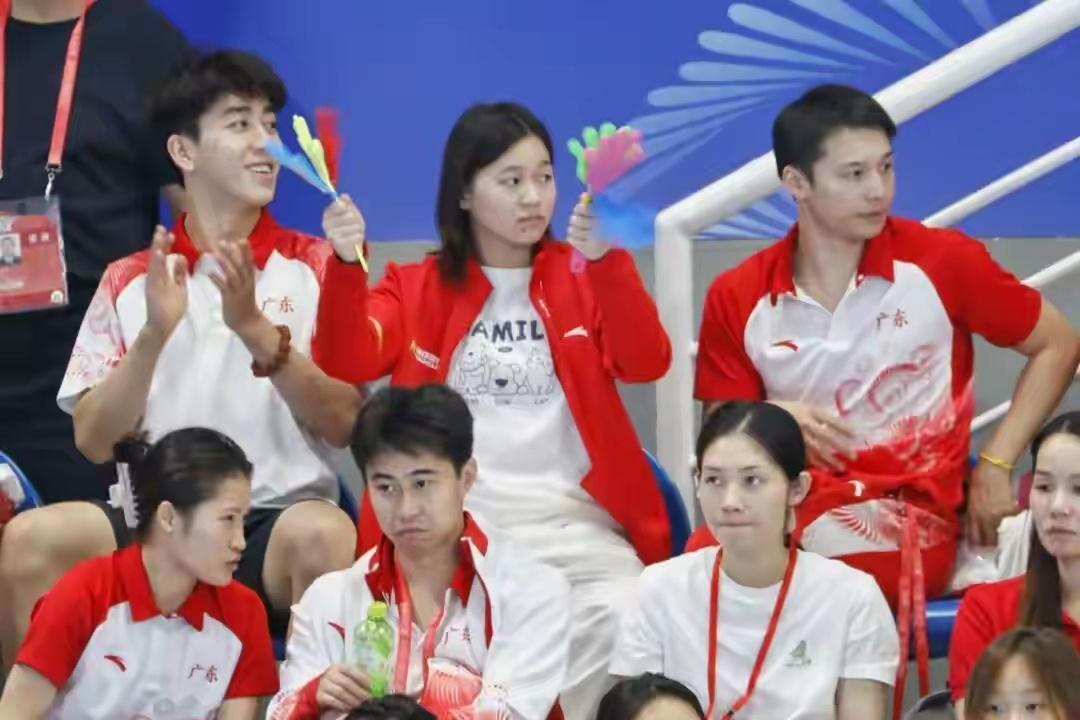 全红婵现身观众席，为陈芋汐、谢佩铃等选手加油11月10日，在全运会跳水女子10米