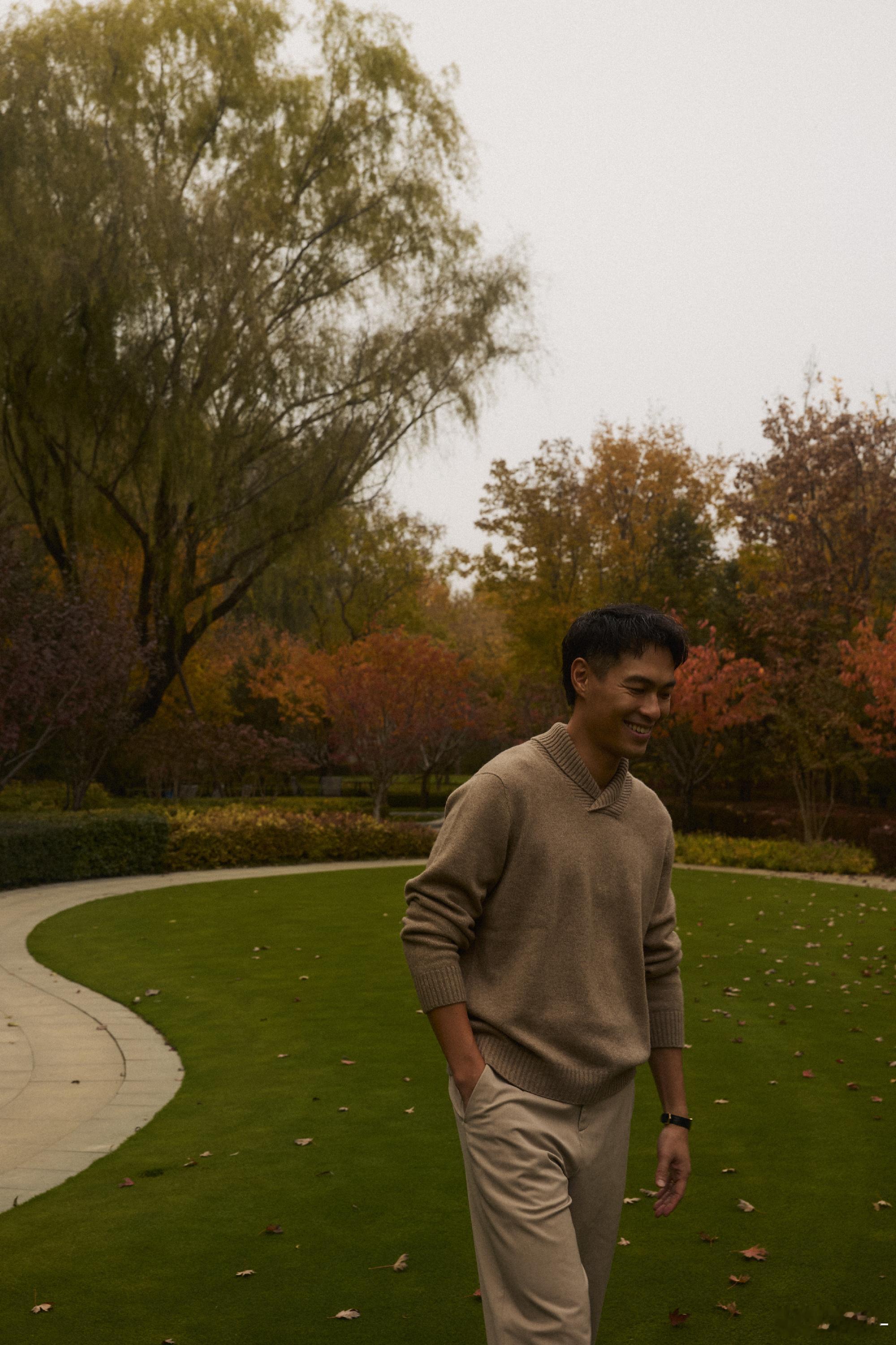 携Melinda参加品牌活动，秋日氛围感满分！阿梅灰开衫裹出神秘，Yo卡其装显沉