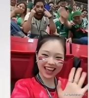 一位韩国球迷在墨西哥世界杯赛场上遭遇“眯眯眼”种族歧视行为，很快人们便人肉出这个