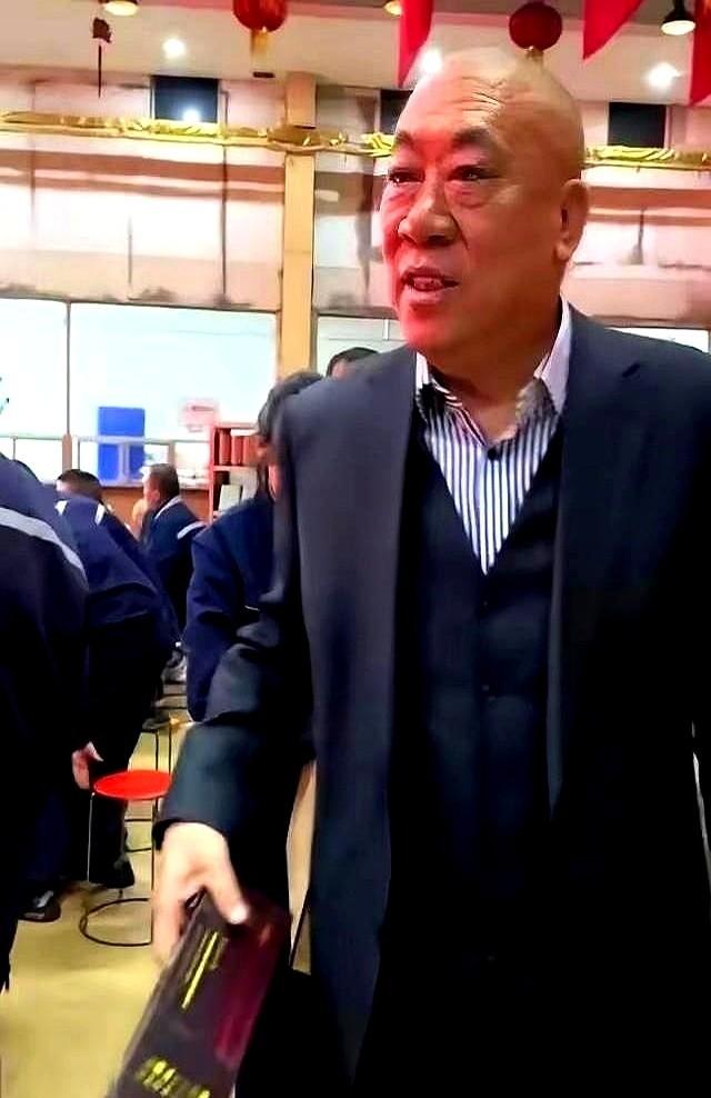 有人在网上指着崔培军的鼻子骂。
说他给员工发钱，一人一条中华一箱酒，几千万就这么