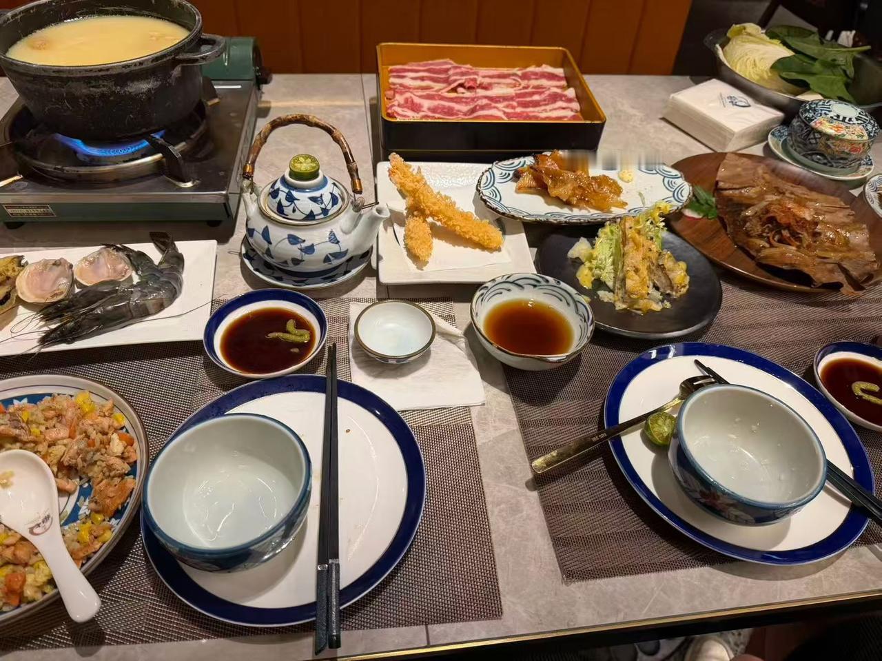一个女人能和男人坐在酒局上，要么自己有本事，要么坐在你旁边的男人有本事，如果没有