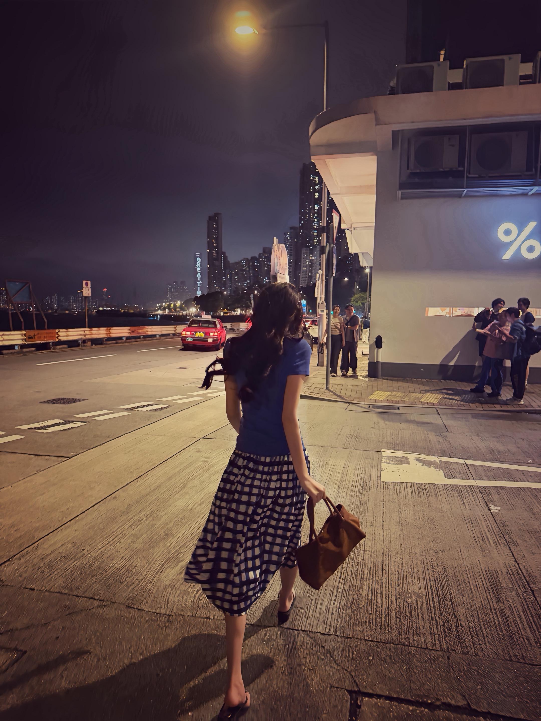 我们还能谈论几年的痴男怨女 在几个夜晚游荡饮酒  在夏天随意地在路边吃...