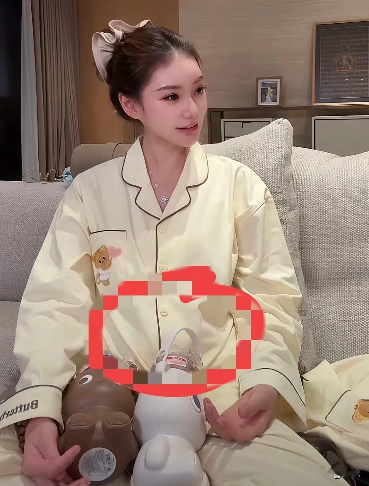 马筱梅好孕来了?
昨晚，她穿睡衣出来直播了。
她盘坐在沙发上，肚子已经很明显了，