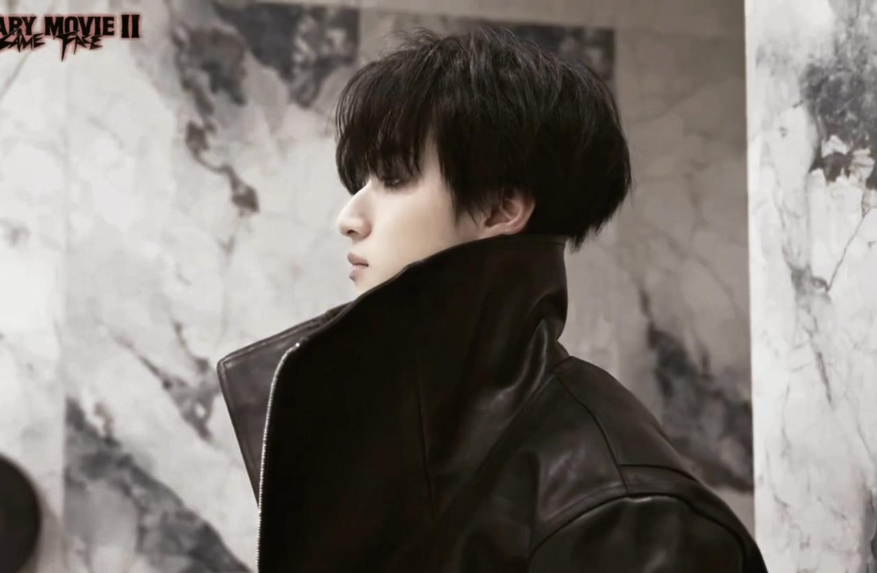 立领男神有无人懂啊………. 
严浩翔 ​​​