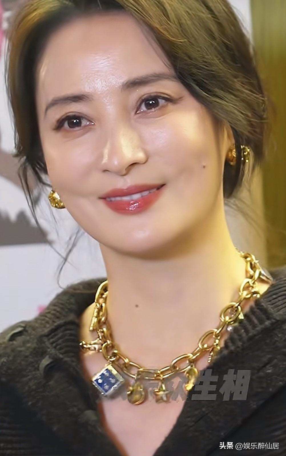 还得是标志大美女抗打，
你看蒋勤勤都50岁了，
眉眼间依旧不减当年的美貌，
高清