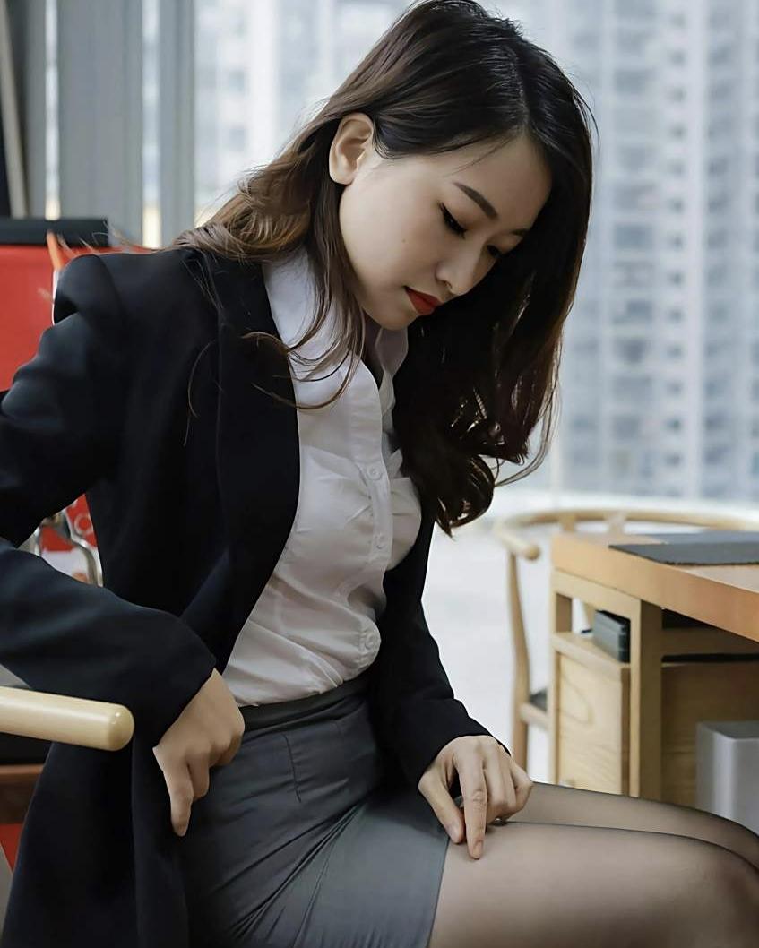 这事也太奇葩了
女子在外租房，由于工作变动
要去别处发展，可是房东不给退押金，女