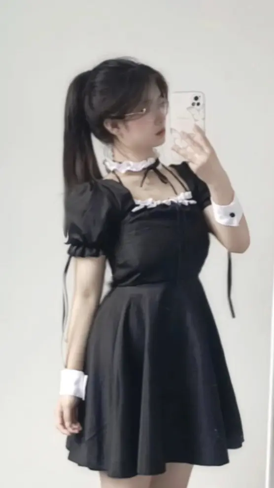 这是个女仆服，我觉得外面的围裙不好看就没穿