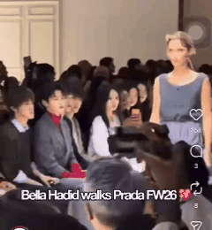 虽然但是看第一张图粉丝发的图我以为杨幂和anna挨着，待遇还挺好啊。直到我看到第