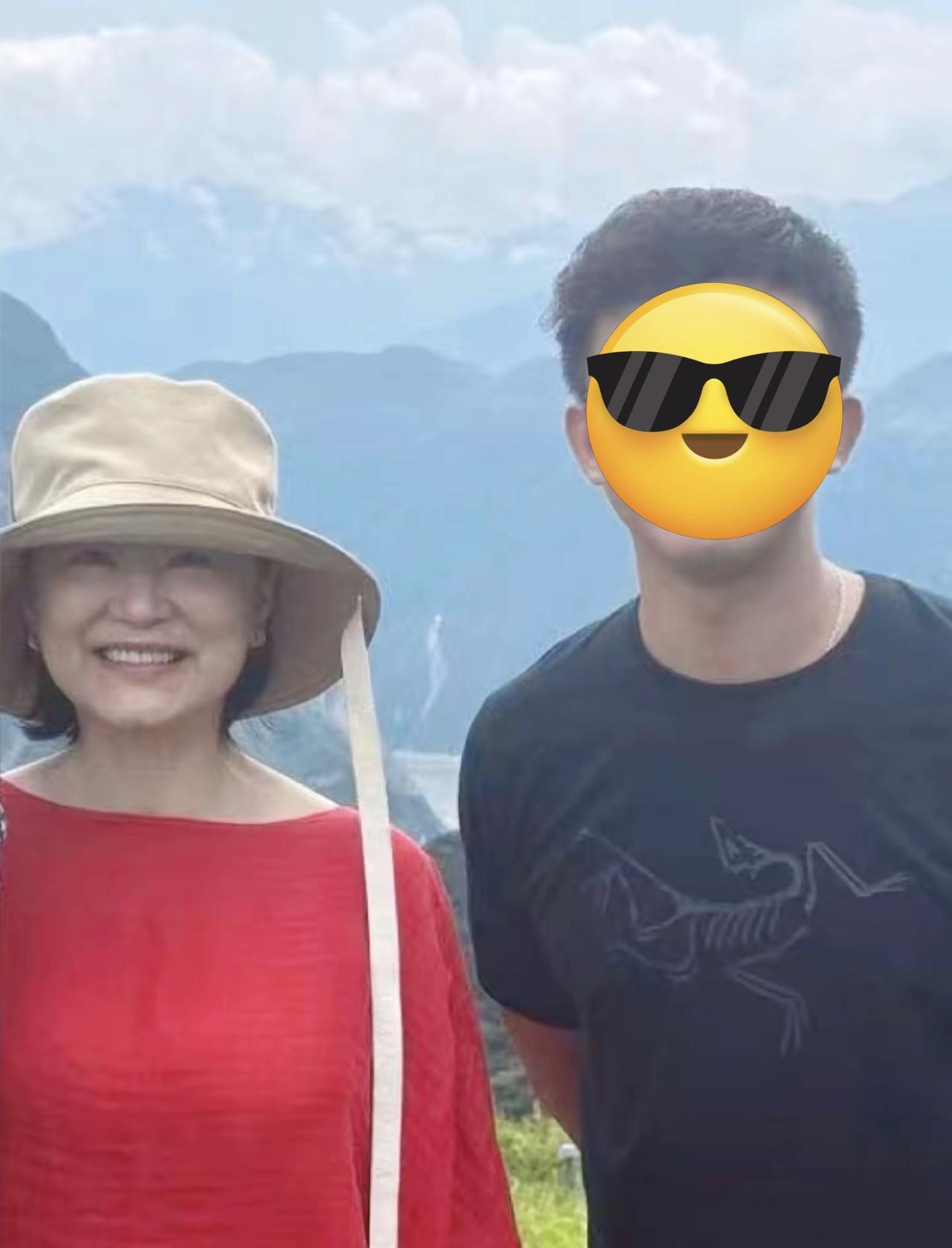 70岁林青霞现身重庆巫山游玩，身材发福明显，虽然没有了昔日风采，但这优雅的老去也