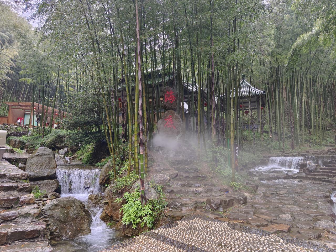 宜兴竹海记忆（2）
1. 镜湖秀色
景区核心水景，湖水清碧，倒映竹影青山；湖中偶