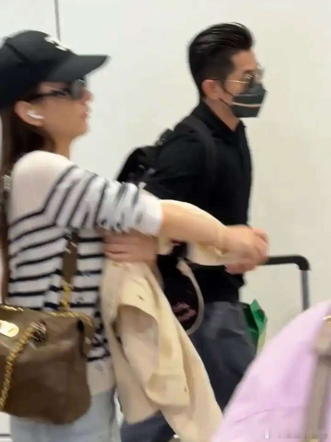 郭富城拎着安徽土特产，和方媛一同回香港，网友大赞天王很接地气！ 