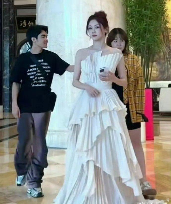 苗苗是我见过唯一一个，生了三个孩子，身上却没有一丝妈味儿的人 ​​​