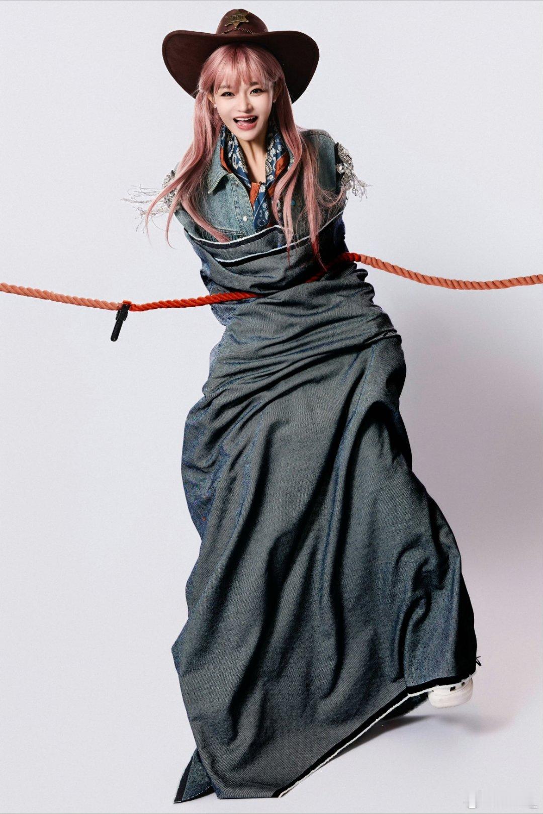 黄霄雲就这么被绑到马年 粉发搭配牛仔帽太会了！西部牛仔造型提前焊死马年氛围感，红