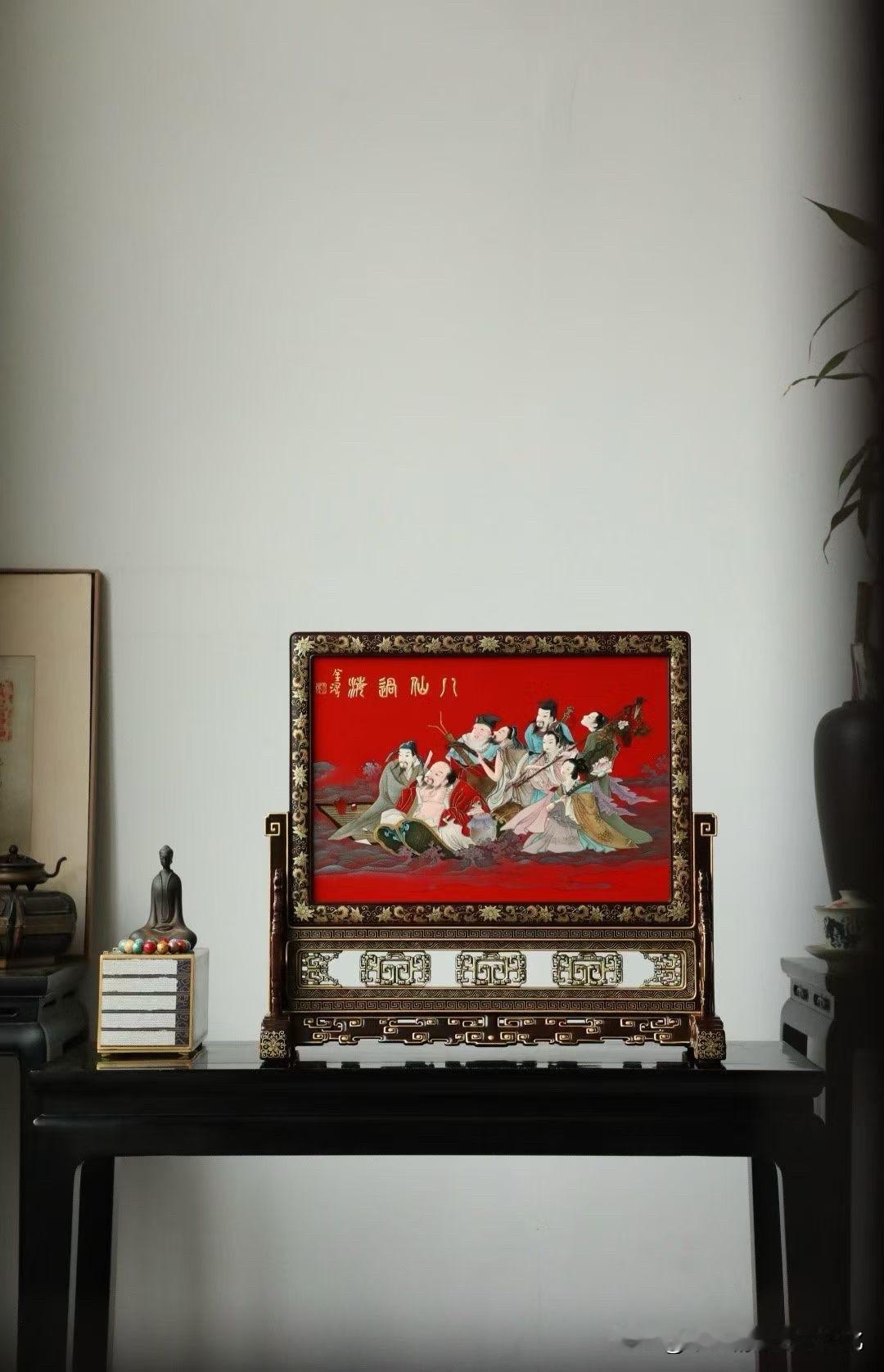 一抹大红铺开，八仙各显其能。
不是热闹，是有分寸的热闹。

紫檀为骨，色沉而稳，