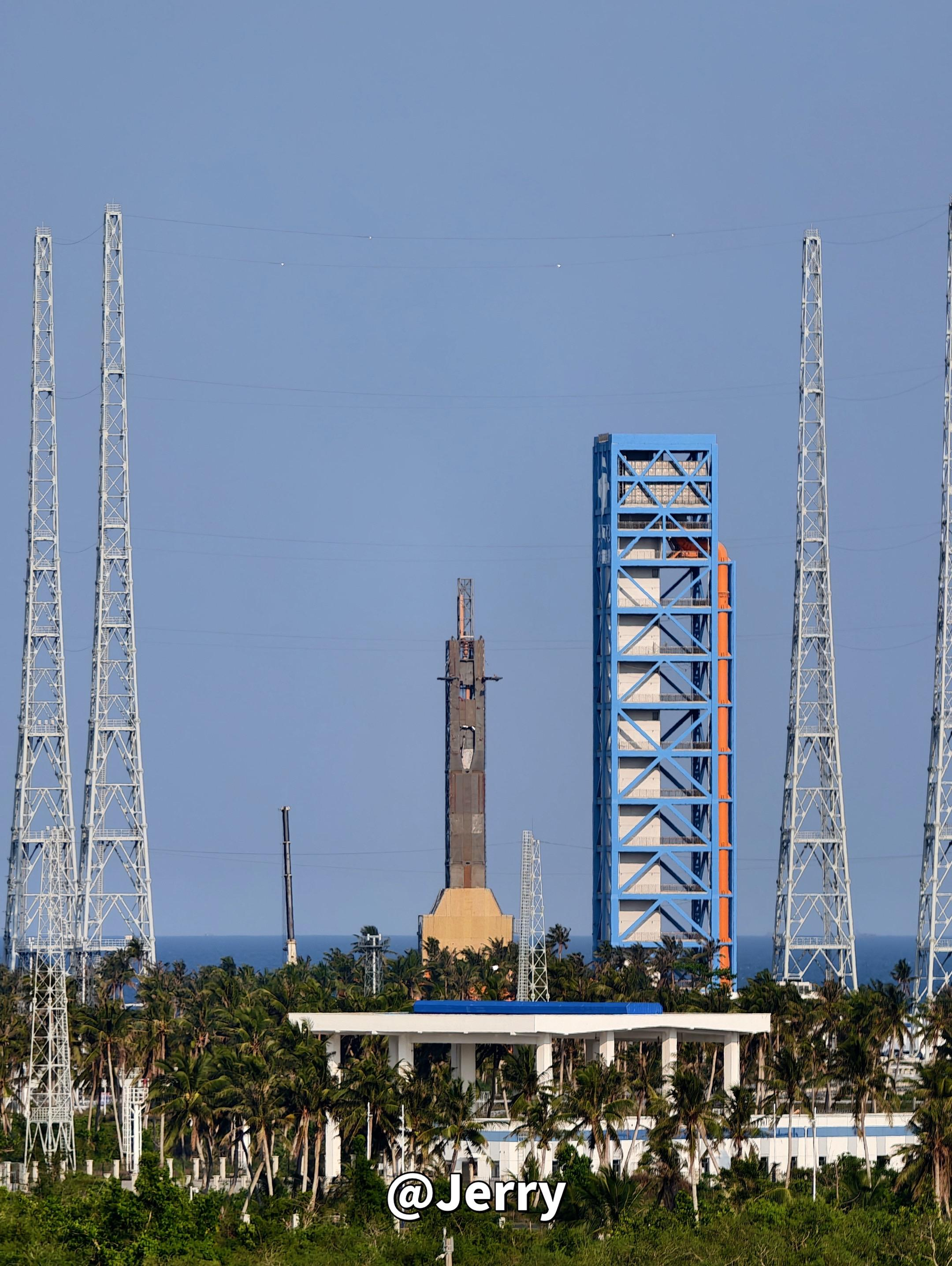 长征十号乙运载火箭起竖臂在海南商发二号位测试。图源水印 