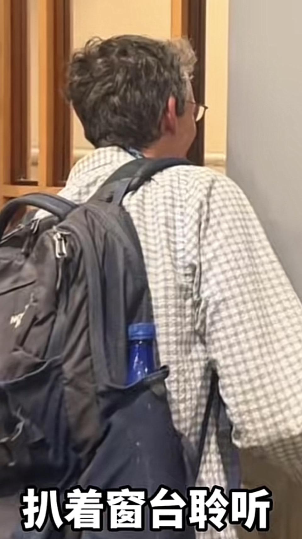背着书包包探听窗台上的秘密🕵️‍♂️