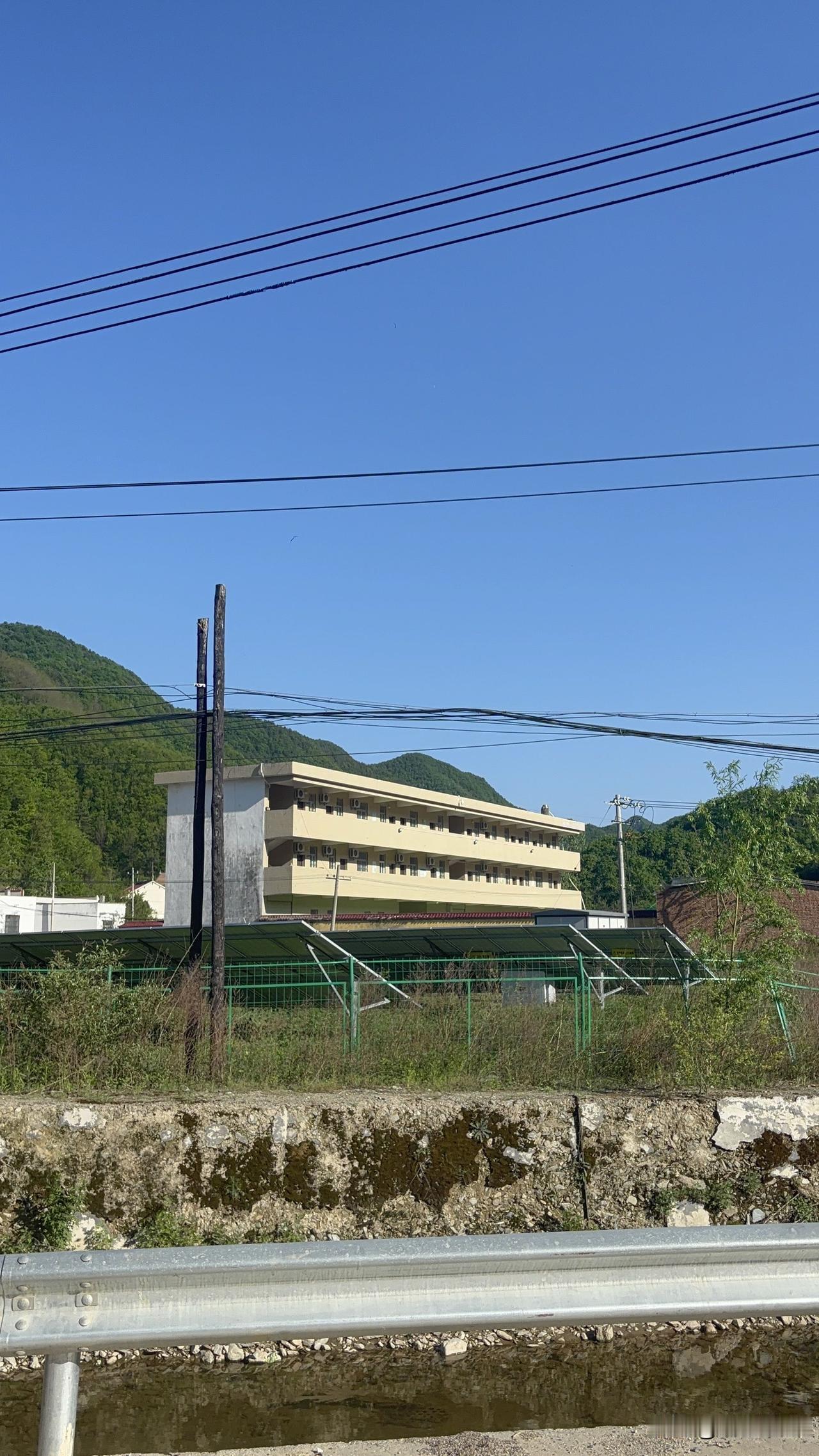 大山里的商洛牧护关西沟小学，现在学生有多少人呢？估计比以前也是大大减少了吧，好多