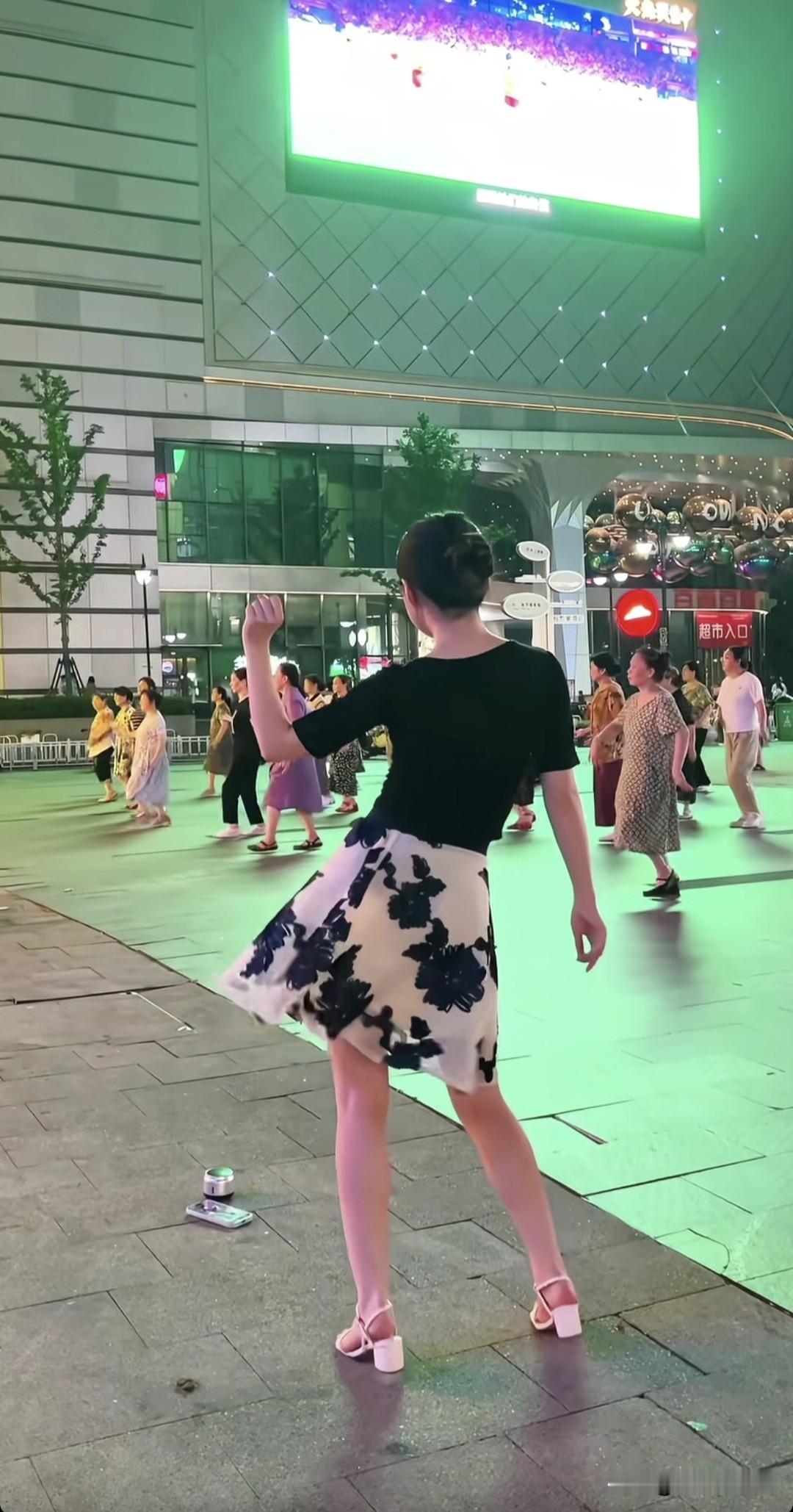 一看就知道是来砸场子的
