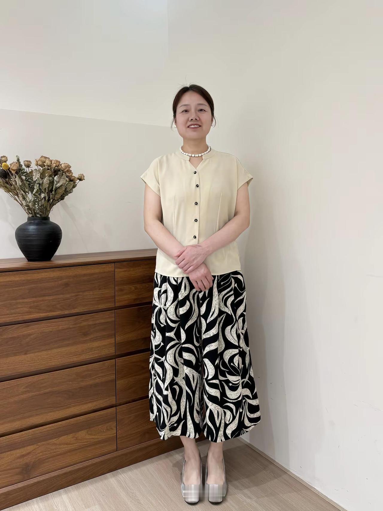 姐妹们！5选2，母亲节给妈妈炫了5套新衣服，妈妈穿哪套好看显气质啊？