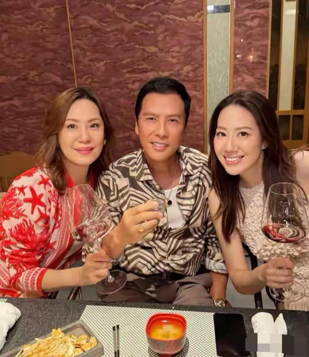 甑子丹旁边二位女神是谁？非常有气质