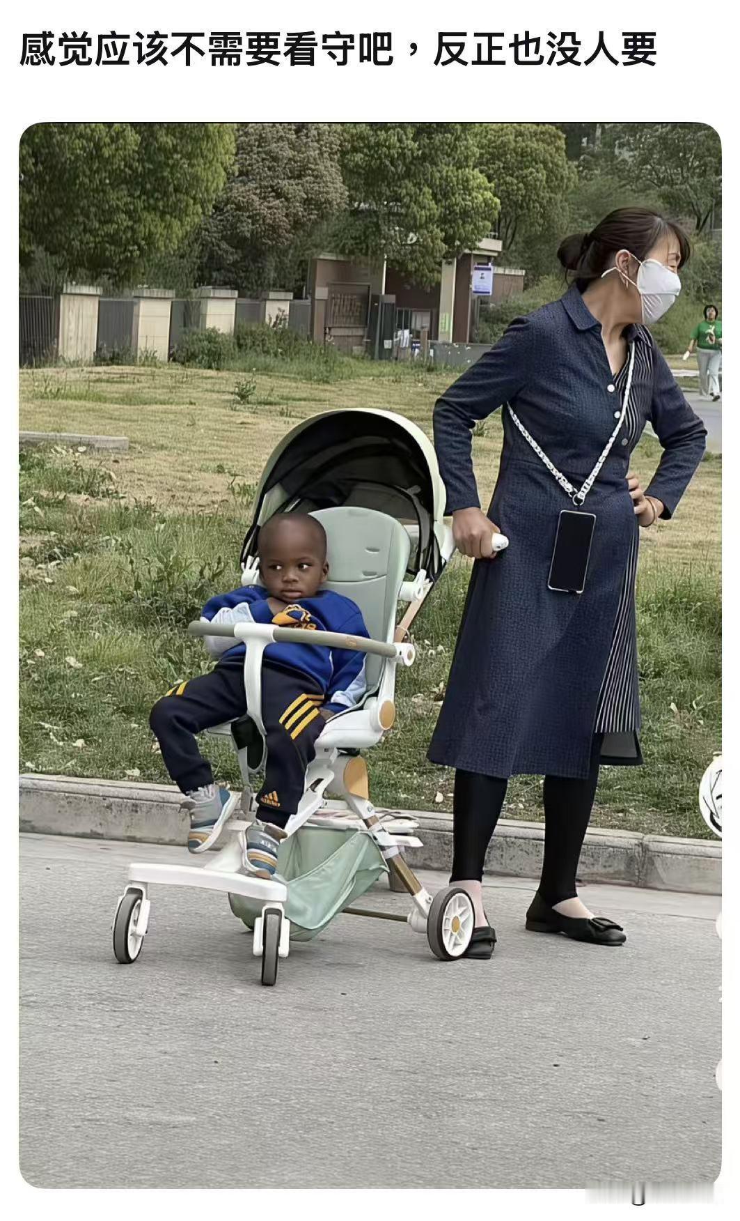 感觉应该不需要看守吧，反正也没人要😂
阿姨全程口罩遮脸，单手叉腰浑身都是无奈。