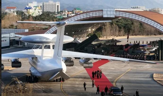在朝鲜领导人主持的朝鲜空军成立80周年庆典活动中，朝鲜展示了一系列本土研发成果，