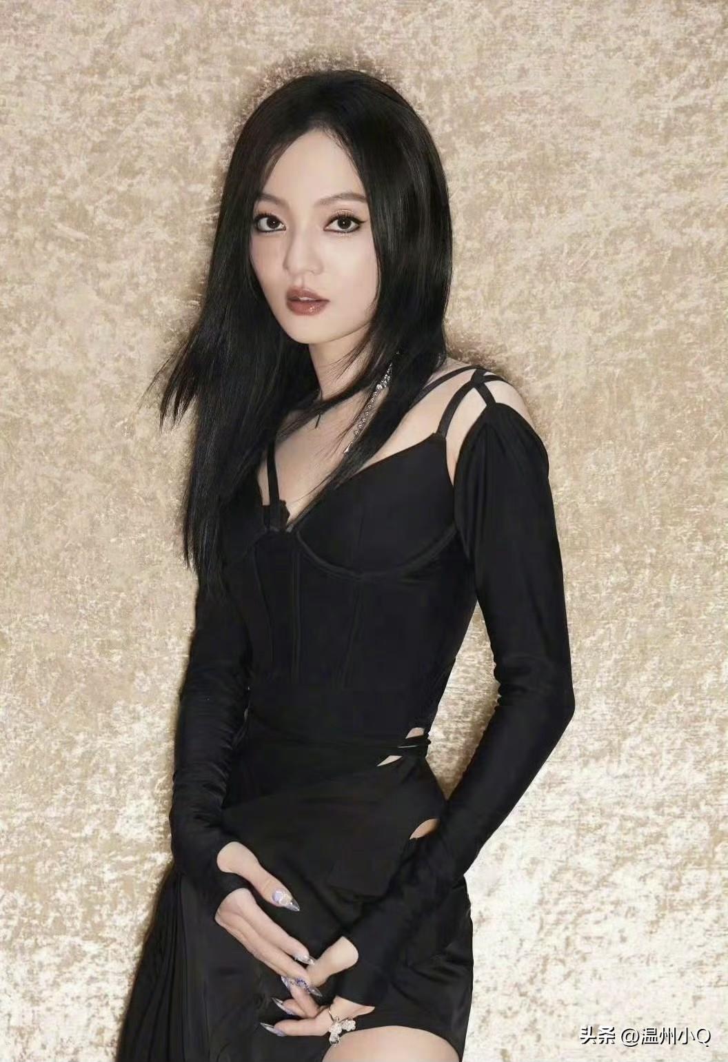 张韶涵的妆面画得不太行啊，没有发挥出她的美貌，乍一看有点撞脸歌手徐佳莹。