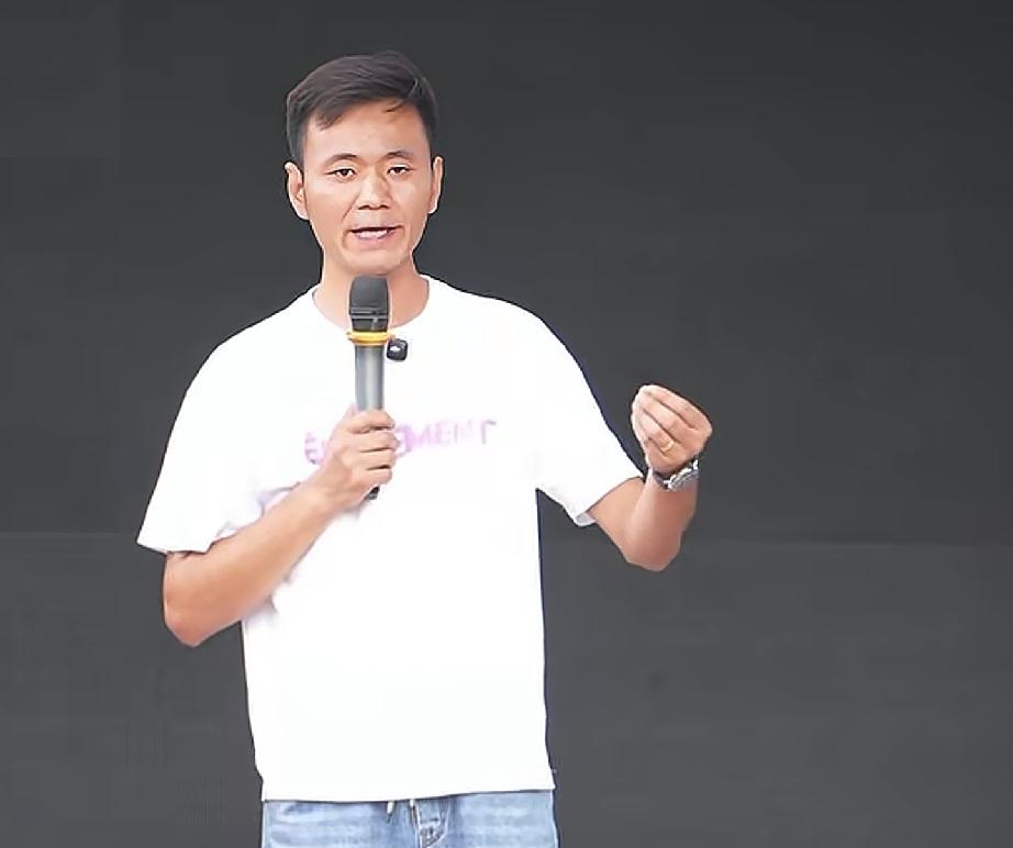 厉怀远开直播梨园舞台已经搭好
厉怀远在舞台上手拿草稿开场致辞
直播间一直保持在7