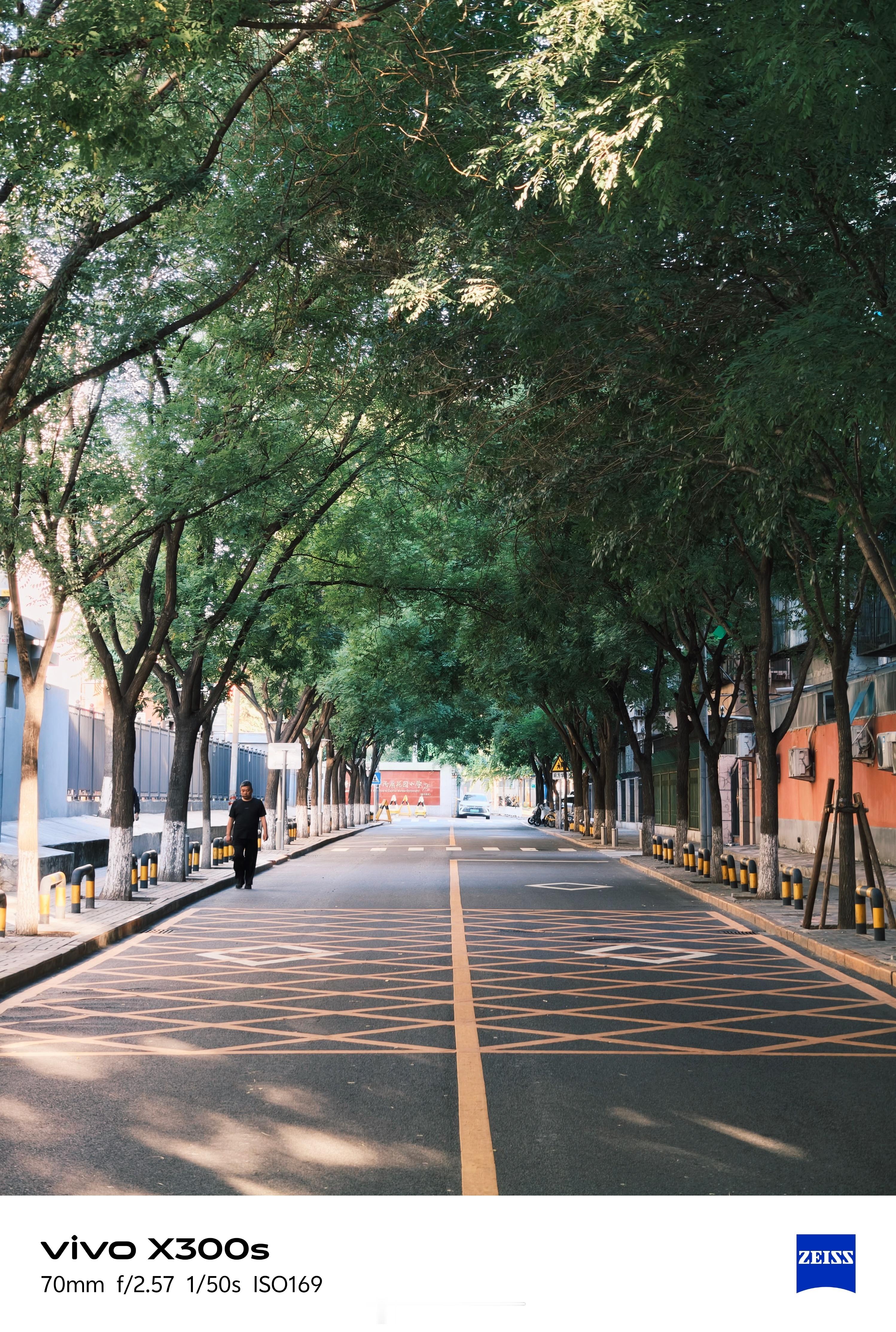 《负片风格的“在路上”》随手记录夏日清晨的北京。由于出行时间较早，途中还没有达到