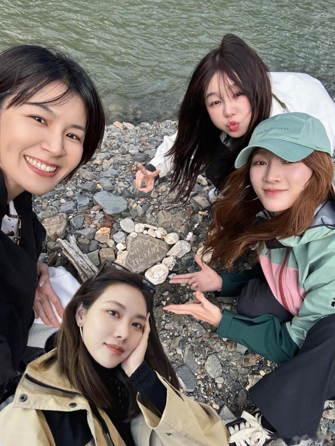 曾沛慈宝莲组川西之旅合照宝莲就差王霏霏了，但是已经有人给你们p了还有这个沛慈也太
