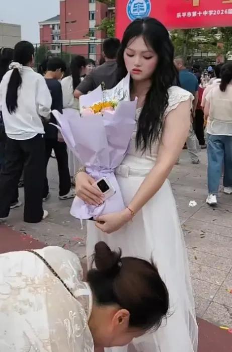 花里胡哨的成人礼，终于养出了"嫌穷"的孩子：那么到底是谁把她推进秀场

说实话，