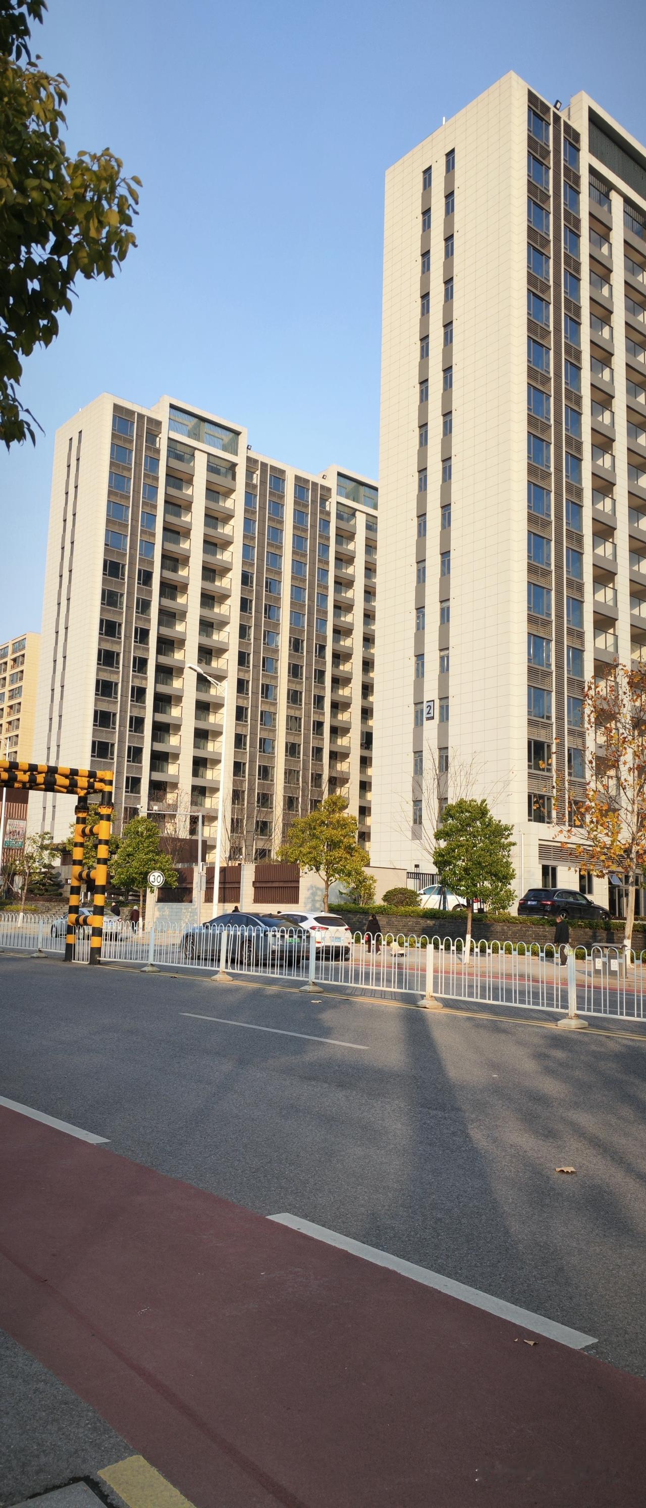 1. 长沙买房 省府旁新房 一梯一户小高层
2. 名校旁现房 毛坯新房 华杰书香