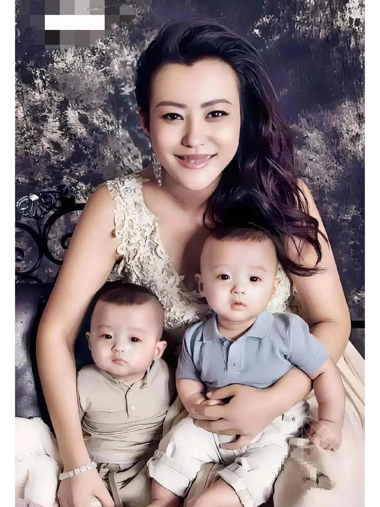 郝蕾说:“我的两个儿子，如果不摆在一起的话，突然进门看到就会认错，需要仔细辨认一