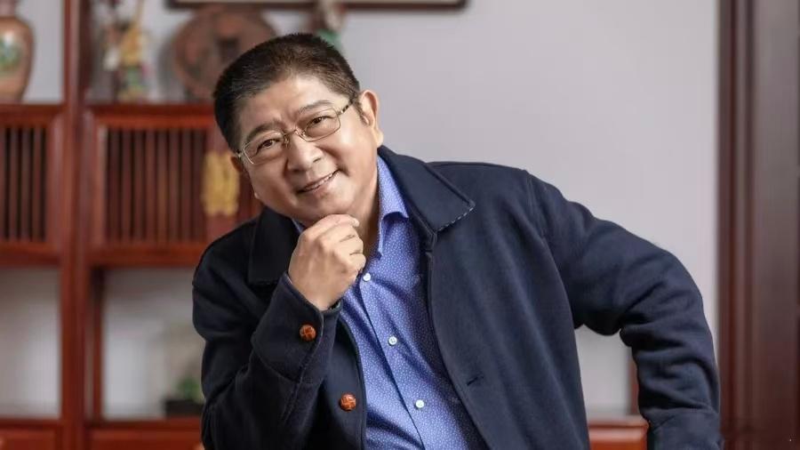 王汝刚上海闲话伐标准？覅为难讲上海闲话额人王汝刚发新书，用上海话讲了一段。视频上