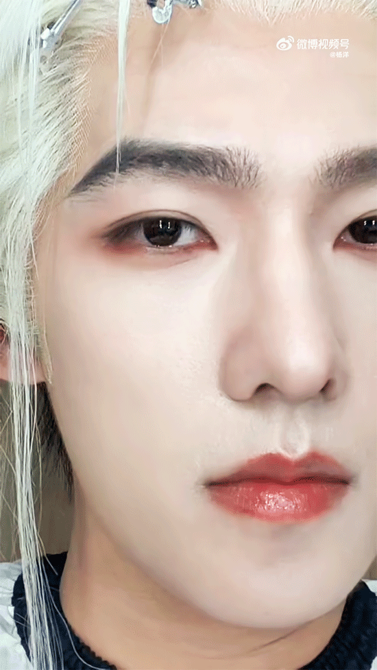 杨洋 偷拍给你们看杨洋好有日常感啊！这才是活人帅哥该有的营业模式，以后请保持这个