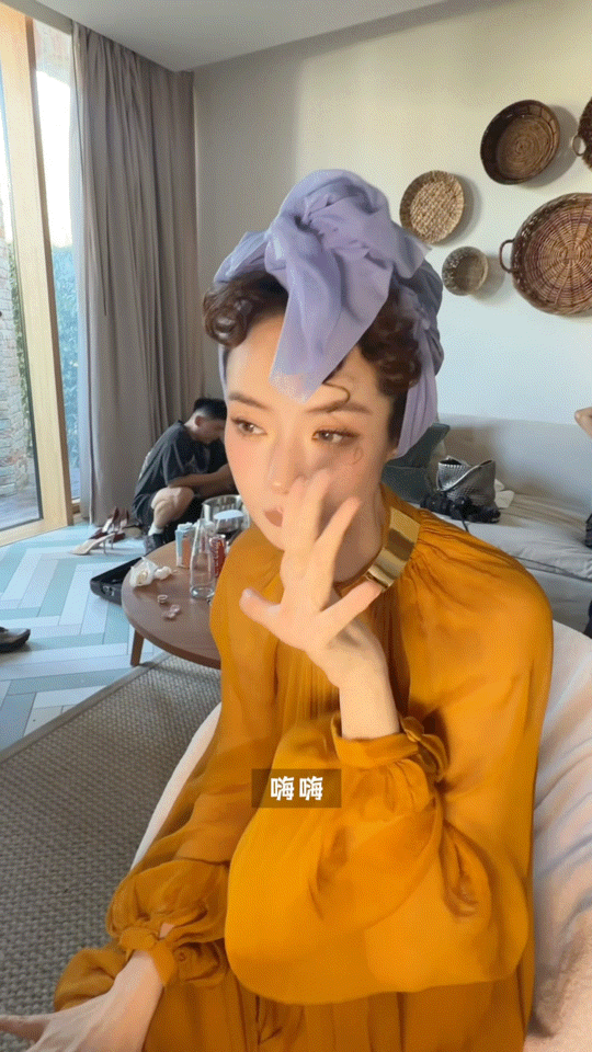 戚薇威尼斯打卡彩虹岛 跟着戚薇的镜头，仿佛真的吹到了威尼斯的海风！彩虹岛的色彩在