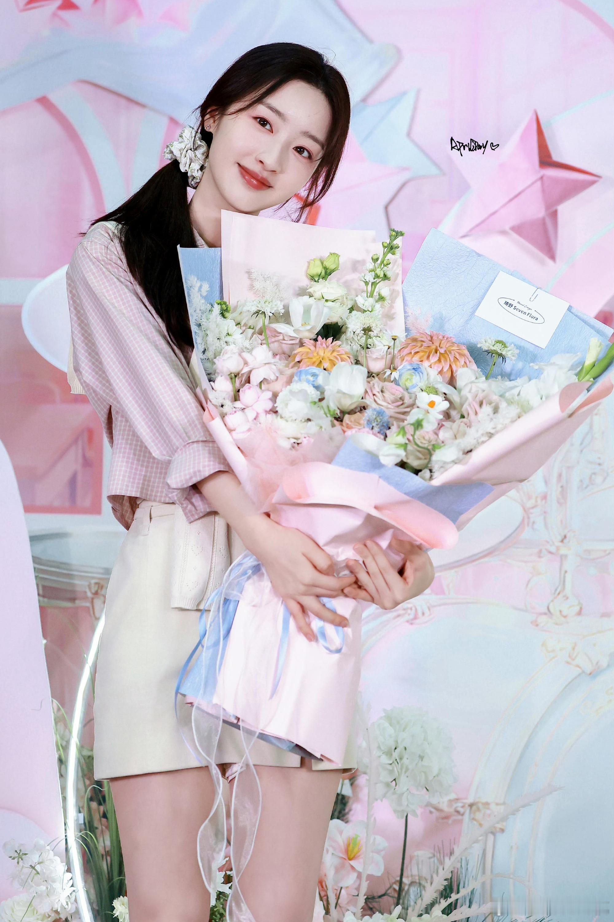 邓恩熙 白开水淡颜 邓恩熙的美像一杯温度刚好的白开水，不烫不凉刚刚好，喝下去浑身