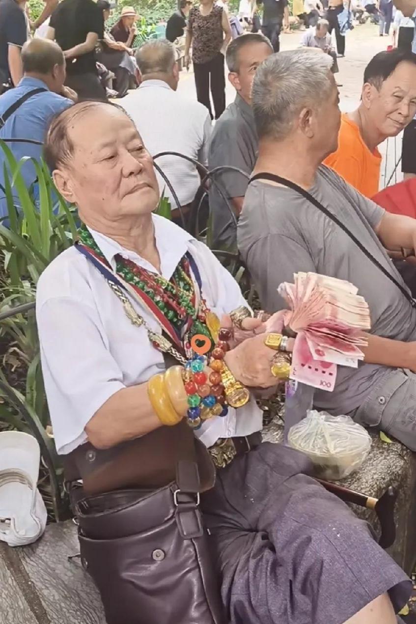 公园撞见顶配大爷！满身珠宝手里还攥着现金，回头率直接拉满
 
逛公园偶遇一位格外