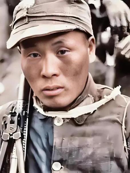 两个伤兵，一挺捷克式轻机枪，300发子弹——对面，是100多个正在吃饭的鬼子。枪