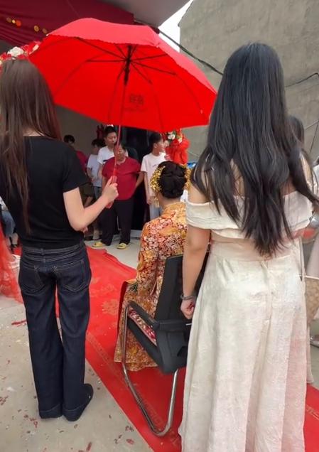 "太过分了！"江苏沭阳，一对新人办婚礼，新娘坐车抵达男方家，刚下车没等来亲友迎接