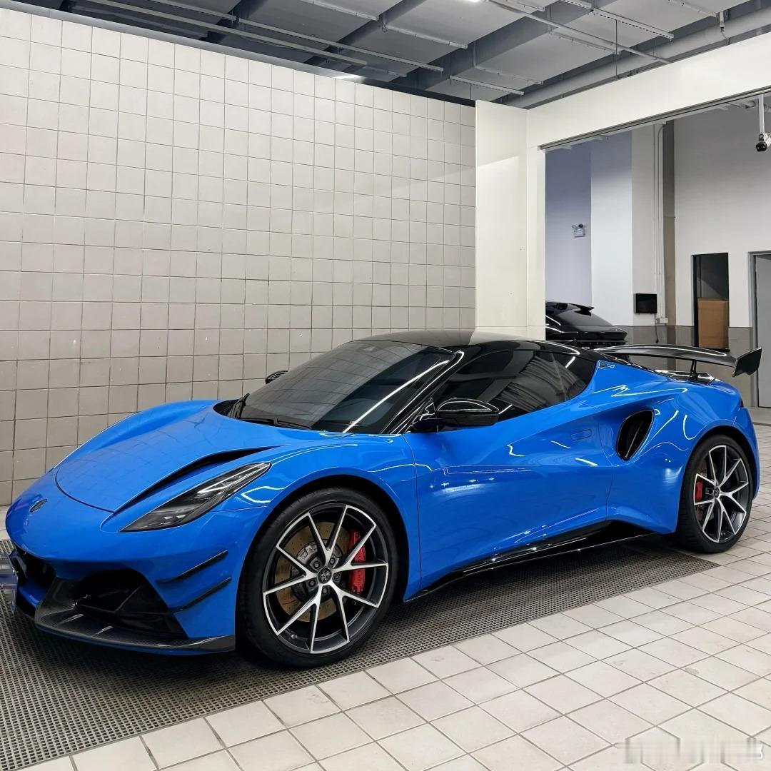 运动蓝+红内，这个颜色的LOTUS emira太有sense了，还差60多个就可
