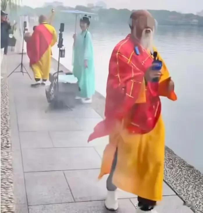 做直播的人都是一种什么心态？那么，看直播的人又是一种什么心态？我说指这些毫无意义