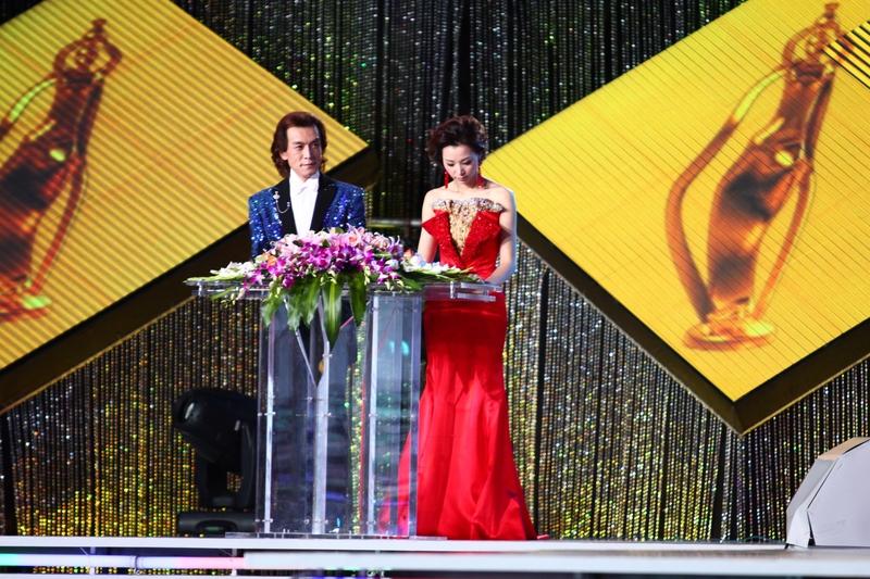 董卿的走红可谓是多因使然。首先，她于央视舞台上历经多年的精彩表现，塑造出了一种温